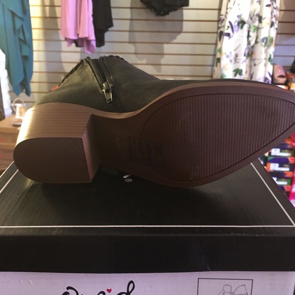 Last 1 Size 6 Qupid Black Distressed Black Bootie - Picture 7 of 7